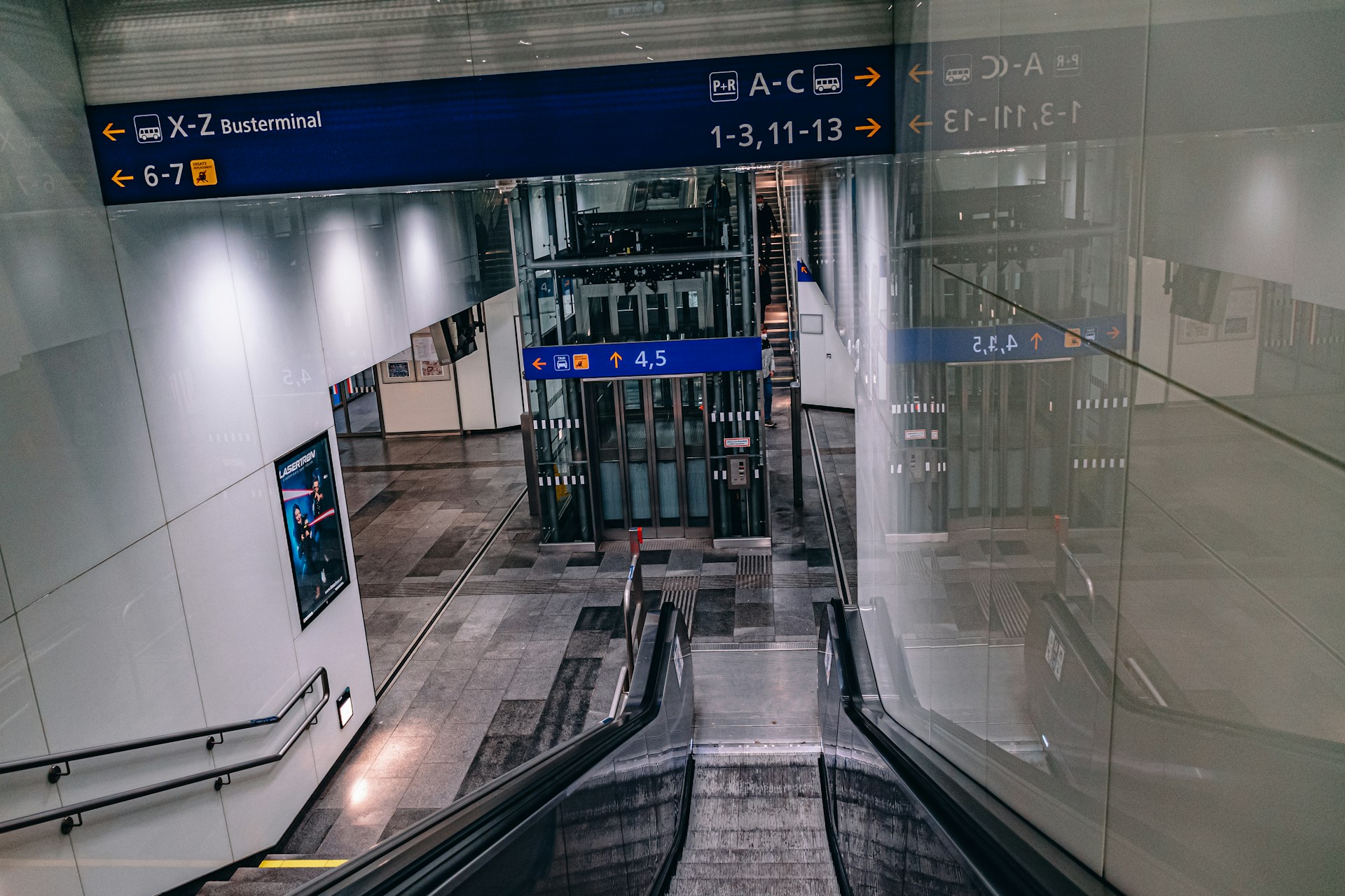 VIP Airport Meet-and-Greet Service: Name Boards, Porter Protocol & Kerbside Precision